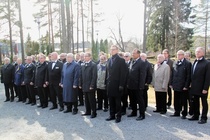 Oi kallis suomenmaa ... laulettiin kun seppele sankarihaudalle laskettiin. Kangasalan Mieslaulajat